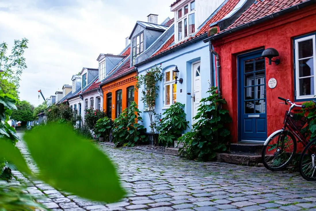 Møllestien, Aarhus, Denmark bunte Häuser Møllestien in Aarhus ist ein wahres Juwel, das du nicht verpassen solltest! Diese charmante Straße, gesäumt von bunten, historischen Häusern, versprüht eine gemütliche Atmosphäre, die zum Verweilen einlädt. Schlender einfach durch die engen Gassen, genieße die kreative Kunstszene und lasse dich von den kleinen Cafés und Geschäften inspirieren. Hier kannst du das echte dänische Lebensgefühl erleben und perfekte Instagram-Momente einfangen. Ein Besuch in Møllestien macht deinen Urlaub in Dänemark unvergesslich!