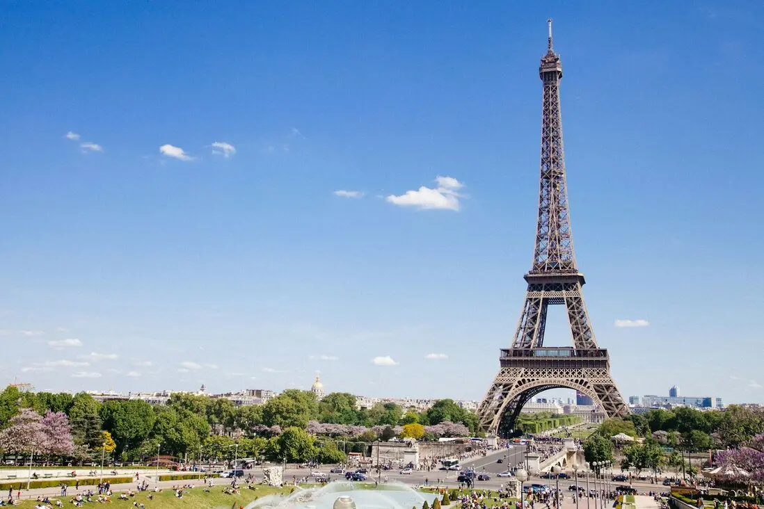 Der Eifelturm in Paris Der Eiffelturm in Paris ist nicht nur ein Wahrzeichen, sondern auch ein echtes Erlebnis! Mit seinen beeindruckenden 300 Metern Höhe bietet er einen fantastischen Blick über die Stadt der Liebe. Egal, ob du ihn tagsüber besuchst oder bei romantischem Abendlicht, die Atmosphäre ist einfach magisch. Ein Aufstieg auf die Aussichtsplattform ist ein Muss, um die atemberaubende Architektur und die umliegenden Sehenswürdigkeiten zu genießen. Lass dich von der Energie dieses ikonischen Ortes mitreißen!