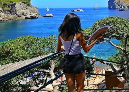 Port de Sa Calobra ist eine der atemberaubendsten Buchten Mallorcas und ein wahres Paradies für Naturliebhaber und Abenteuerlustige. Umgeben von steilen Klippen und kristallklarem Wasser, bietet dieser versteckte Hafen nicht nur eine beeindruckende Kulisse, sondern auch zahlreiche Möglichkeiten für Aktivitäten wie Schwimmen, Schnorcheln und Wandern.