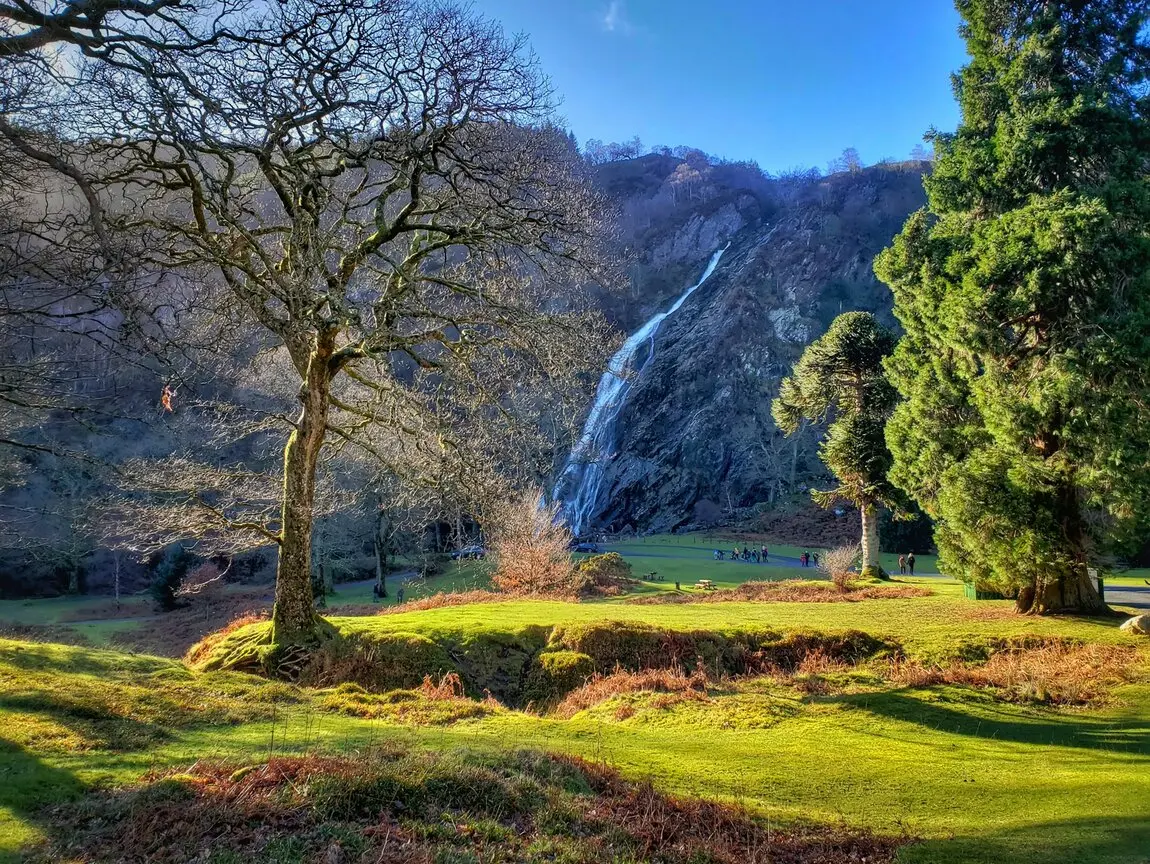 Powerscourt Waterfall, Deerpark, Enniskerry, County Wicklow, Ireland Der Powerscourt Wasserfall in Enniskerry, County Wicklow, ist ein wahres Naturjuwel, das du dir nicht entgehen lassen solltest! Mit einer beeindruckenden Höhe von 121 Metern ist er der höchste Wasserfall Irlands und bietet eine atemberaubende Kulisse für Fotos und entspannte Spaziergänge. Umgeben von üppigen Gärten und einer malerischen Landschaft kannst du hier die Seele baumeln lassen und die frische Luft genießen. Ob du ein Picknick planst oder einfach nur die Aussicht bewunderst, der Powerscourt Wasserfall ist der perfekte Ort für einen unvergesslichen Tag im Freien. Mach dich bereit, die Schönheit Irlands hautnah zu erleben!