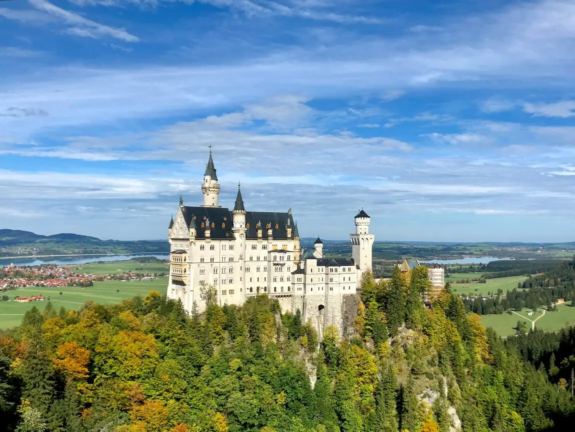 Schloss Neuschwanstein Schloss Neuschwanstein ist das Märchenschloss schlechthin und ein absolutes Must-See in Deutschland! Mit seinen zauberhaften Türmen und der malerischen Lage in den bayerischen Alpen zieht es jedes Jahr Millionen von Besuchern an. Inspiriert von den romantischen Geschichten von König Ludwig II., bietet das Schloss nicht nur eine beeindruckende Architektur, sondern auch atemberaubende Ausblicke auf die umliegende Natur. Ob für einen Tagesausflug oder einen längeren Aufenthalt – ein Besuch hier lässt die Herzen von Geschichts- und Märchenliebhabern höher schlagen!