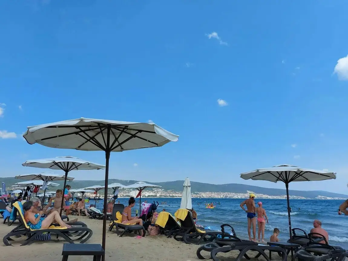 Sonnenstrand Bulgarien Der Sonnenstrand in Bulgarien ist der perfekte Ort für einen entspannten Urlaub! Mit seinem feinen, goldenen Sand und dem klaren, blauen Wasser lädt dieser beliebte Ferienort dazu ein, einfach mal die Seele baumeln zu lassen. Hier kannst du nicht nur am Strand relaxen, sondern auch das aufregende Nachtleben genießen oder köstliche bulgarische Spezialitäten probieren. Egal, ob du mit Freunden oder der Familie reist, Sonnenstrand bietet für jeden etwas!